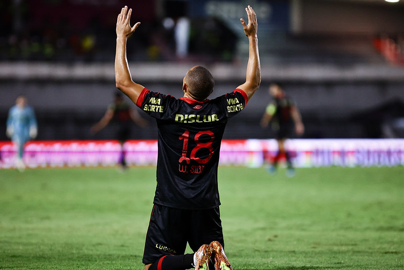 Wellington Silva comemora gol contra o CRB