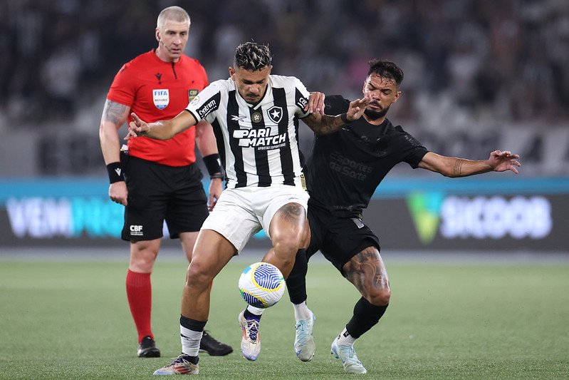 Lance do jogo entre Botafogo e Corinthians