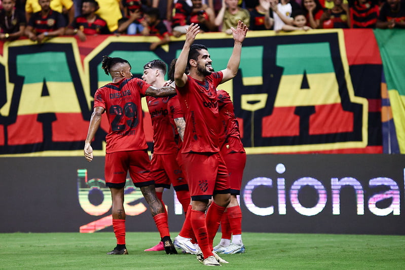 Jogadores celebram gol de Zé Roberto contra o CRB