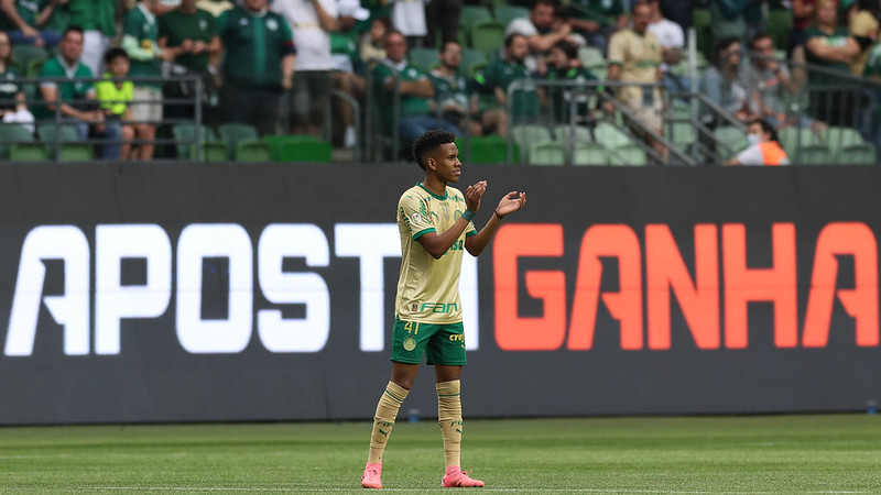 Estêvão no jogo do Palmeiras contra o Criciúma