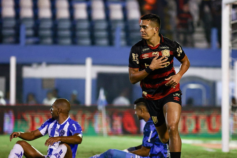 Igor Cariús celebra o gol que deu a vitória ao Sport sobre o Paysandu