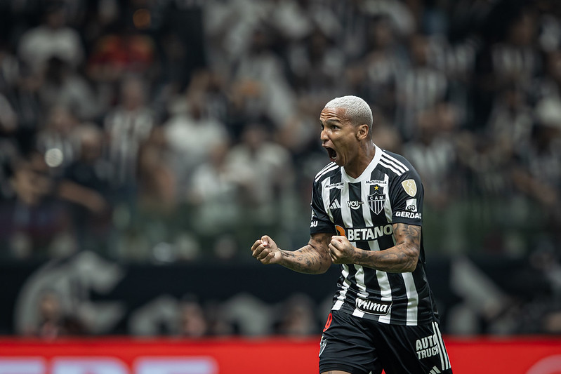 Deyverson celebra gol do Atlético-MG sobre o Fluminense