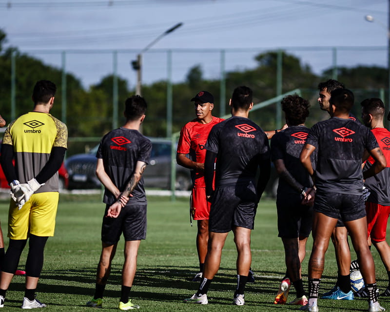 Pepa conversa com o grupo do Sport durante treino no CT rubro-negro