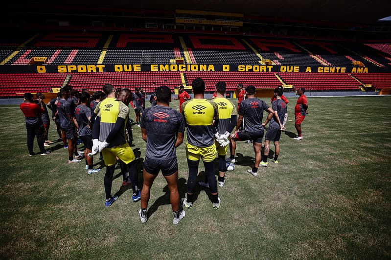 Técnico Pepa conversa com jogadores no gramado da Ilha do Retiro