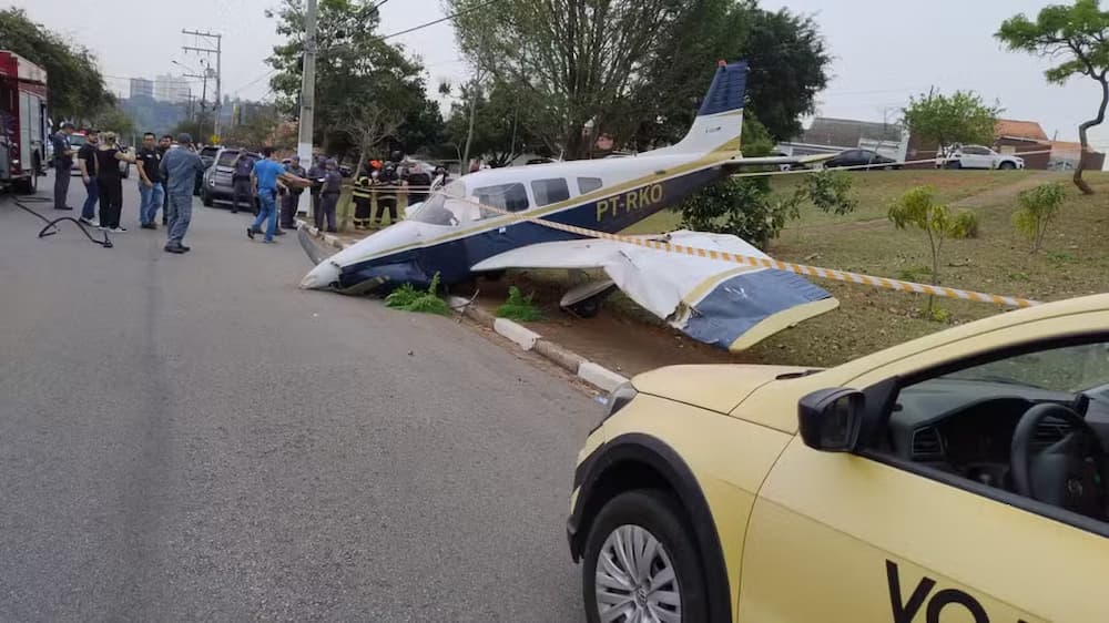 Avião sofre acidente e cai em rua, em Bragança Paulista 