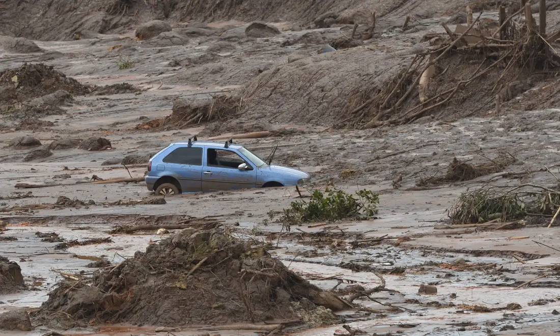 Estragos causados pelo rompimento da barragem da mineradora Samarco