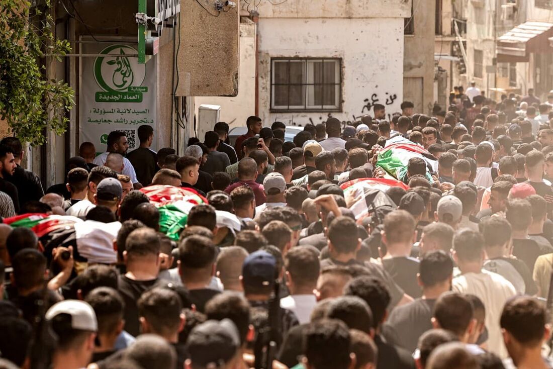 Pessoas em luto marcham com os corpos de quatro palestinos que foram mortos em uma operação militar israelense durante seu funeral no campo de Fara para refugiados palestinos perto de Tubas, no norte da Cisjordânia ocupada