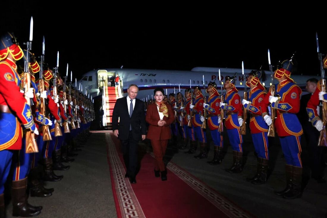 o presidente russo Vladimir Putin, acompanhado por Battsetseg Batmunkh, ministro das Relações Exteriores da Mongólia, passa pelos guardas de honra ao chegar ao aeroporto de Ulaanbaatar em 2 de setembro de 2024.