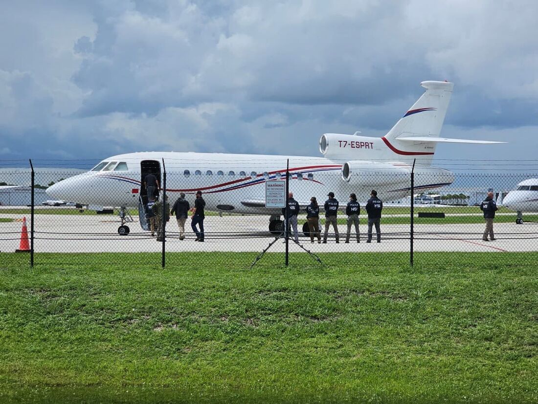 A aeronave do presidente venezuelano Nicolás Maduro, um jato particular Dassault Falcon 900EX, após ser apreendida por autoridades policiais dos EUA é vista em Fort Lauderdale, Flórida.