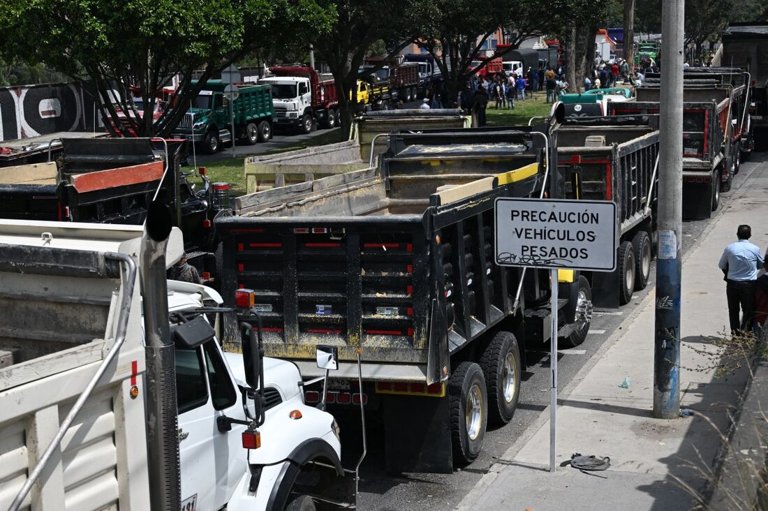 Motoristas de caminhão bloqueiam rua durante protesto em Bogotá