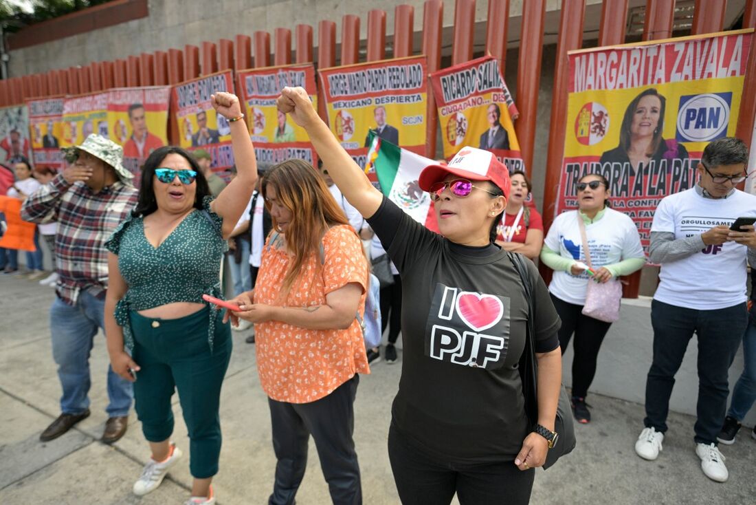 Funcionários do Judiciário Federal participam de protesto contra a reforma judicial proposta pelo governo em frente ao Congresso mexicano na Cidade do México