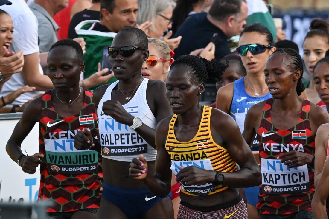 Rebecca Cheptegei (de amarelo): atleta continua lutando pela vida nesta quarta-feira (4), após ter sido queimada em sua casa por um homem identificado inicialmente pela polícia como seu namorado