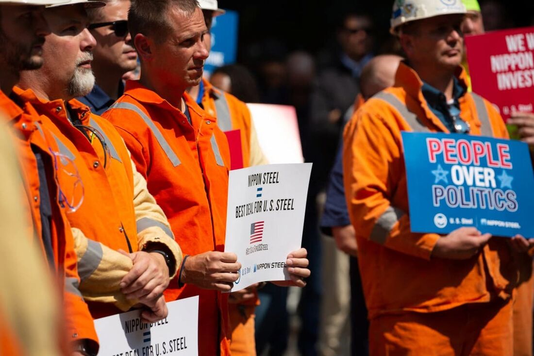 Trabalhadores da US Steel Corporation se reúnem do lado de fora da sede da empresa em Pittsburgh, Pensilvânia, apoiando a aquisição pela japonesa Nippon Steel