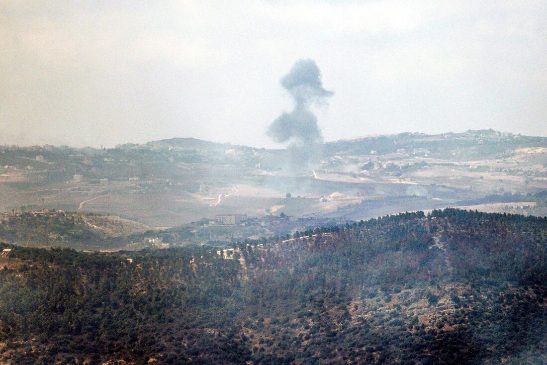 Esta foto tirada de uma posição no norte de Israel, na fronteira com o Líbano, mostra fumaça saindo durante o bombardeio israelense de uma área do sul do Líbano