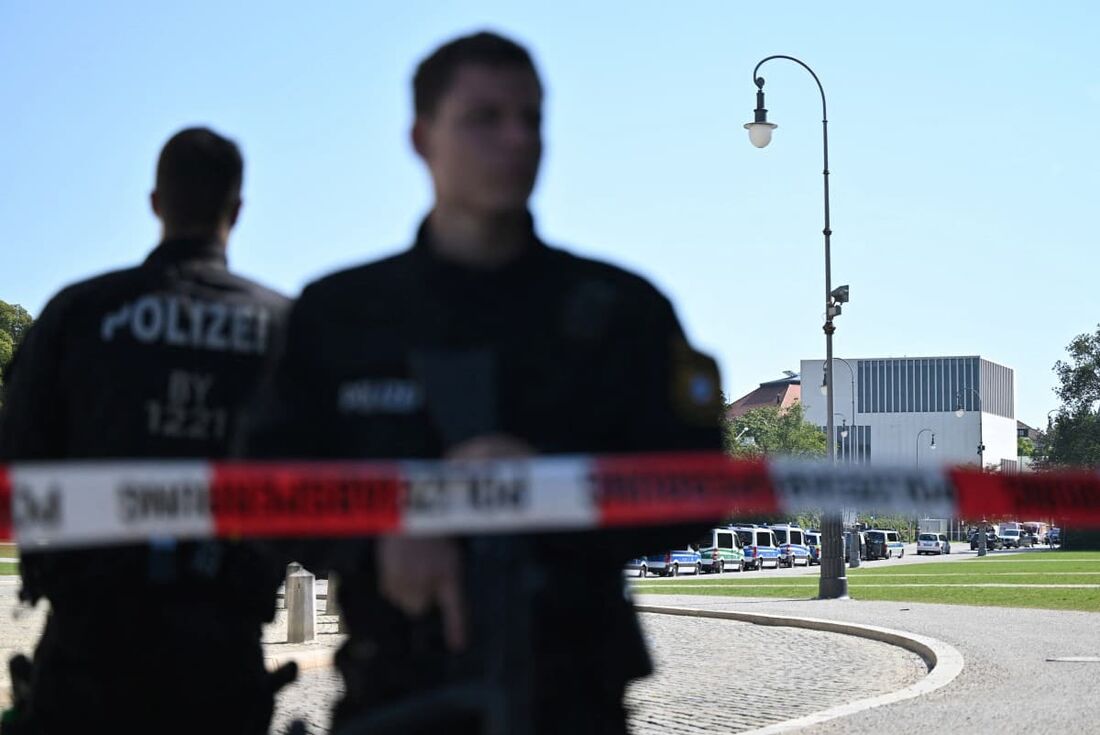 Policiais protegem a área após um tiroteio perto do prédio do Centro de Documentação para a História do Nacional-Socialismo (NS-Dokumentationszentrum, fundo D) em Munique, sul da Alemanha