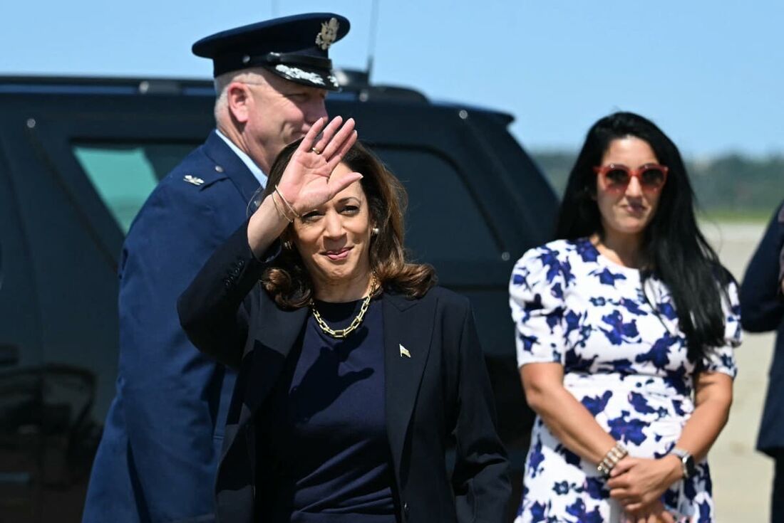 A vice-presidente dos EUA e candidata presidencial democrata Kamala Harris chega ao Aeroporto Internacional de Pittsburgh, Pensilvânia 