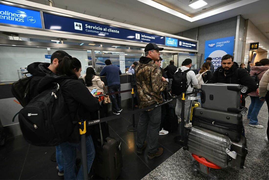 Pessoas fazem fila durante uma greve de pilotos e sindicatos de tripulantes no Aeroporto Internacional Jorge Newbery, em Buenos Aires