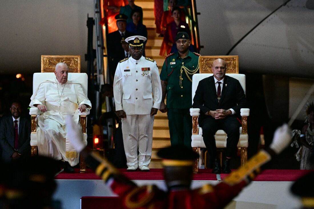 Papa Francisco desembarca em Papua-Nova Guiné