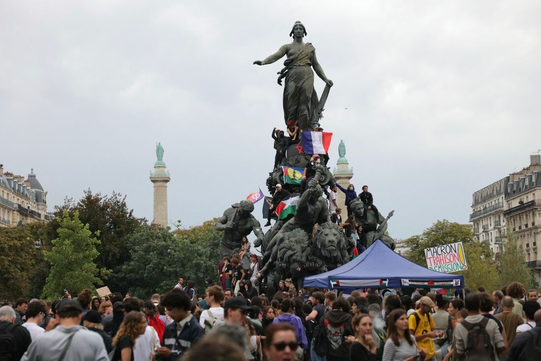 Manifestantes se reúnem na Place de la Nation para protestar contra o "golpe violento" do presidente francês dois meses após as eleições legislativas, em Paris, em 7 de setembro de 2024