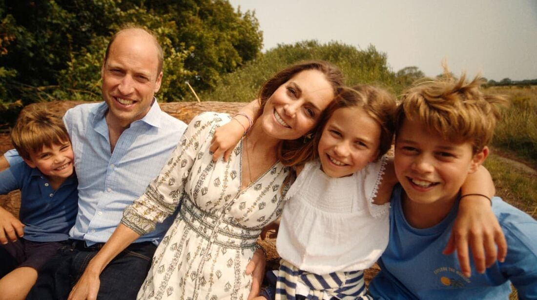 Princesa britânica Catherine, sorrindo com o Príncipe William e seus filhos, o Príncipe George, a Princesa Charlotte e o Príncipe Louis 