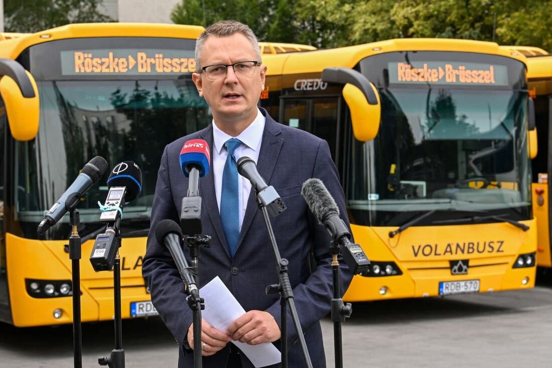 Secretário de Estado Parlamentar do Ministério do Interior, durante uma coletiva de imprensa na estação de ônibus de Nepliget