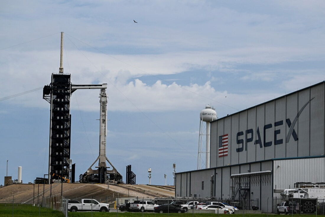 Um foguete SpaceX Falcon 9 com a cápsula Crew Dragon Resilience no Complexo de Lançamento 39A no Centro Espacial Kennedy antes da Missão Polaris Dawn em Cabo Canaveral, Flórida