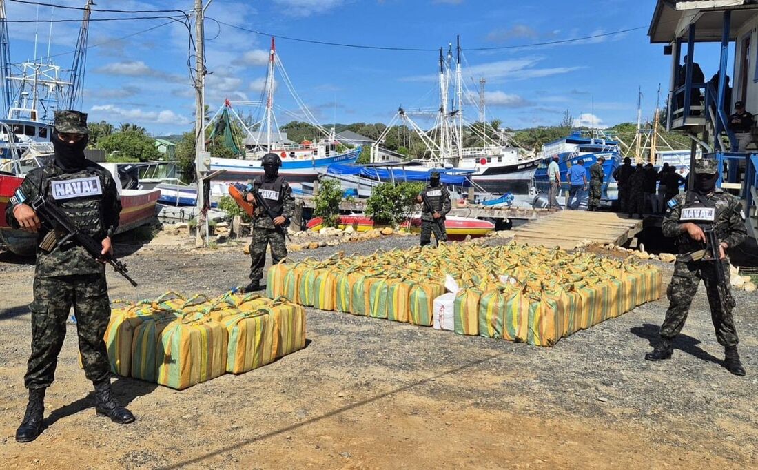 Forças Armadas de Honduras mostram fuzileiros navais da Marinha de Honduras ao lado de supostos pacotes de drogas ilícitas na ilha de Roatan, Honduras