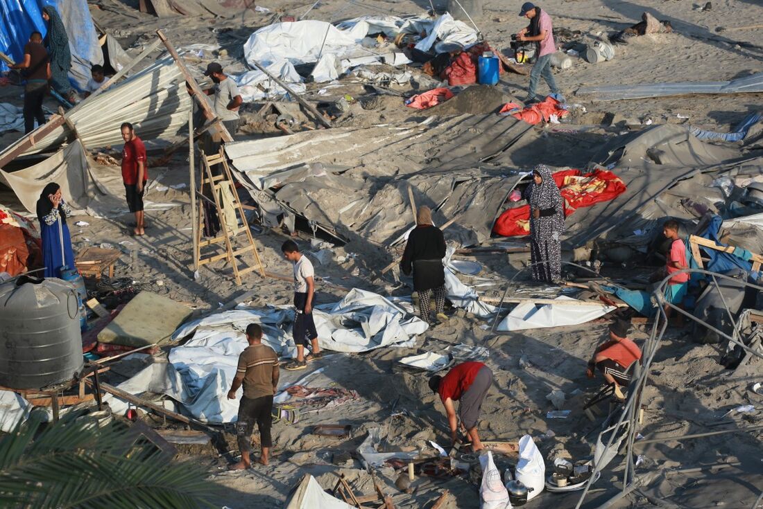 Palestinos em meio aos danos dos ataques isralenses