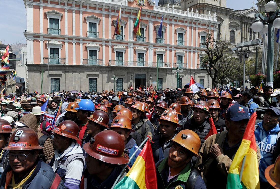  Trabalhadores da Central Sindical dos Trabalhadores da Bolívia caminham durante manifestação em apoio ao governo do presidente Luis Arce em La Paz