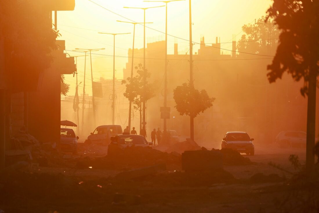 Fumaça e poeira sobem enquanto o sol se põe durante um ataque do exército israelense em Tulkarem