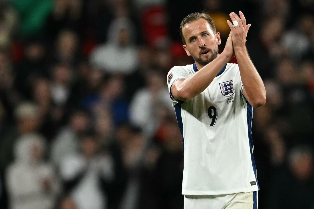 O atacante inglês n&ordm; 9, Harry Kane, aplaude os torcedores após ser substituído durante a Liga das Nações da UEFA