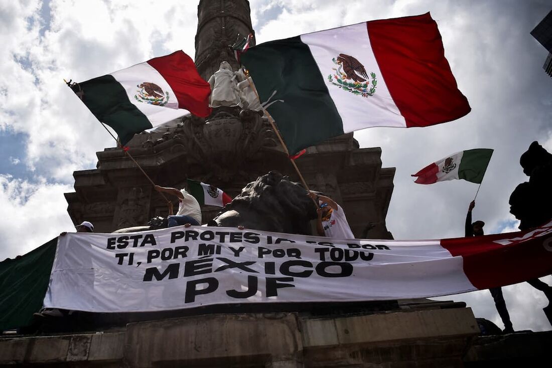 Membros da Associação Nacional de Magistrados e Juízes Distritais participam de um protesto após a aprovação pelo Senado da reforma judicial