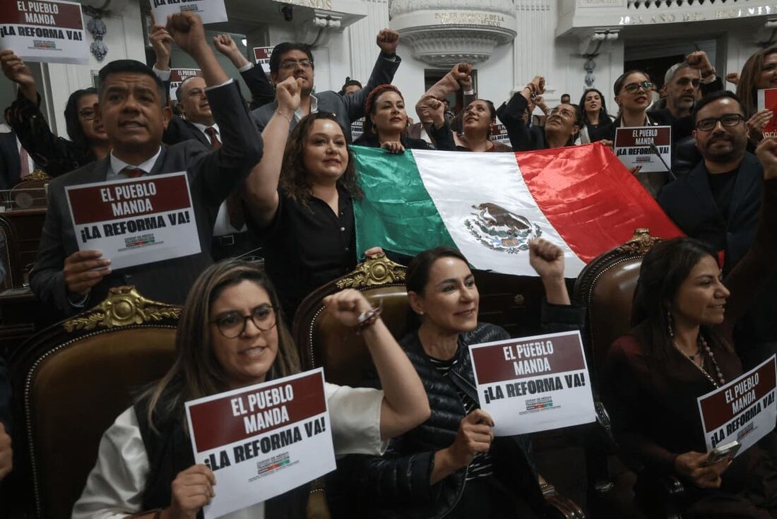 Deputados locais do Partido Morena comemoram a aprovação da reforma judicial no congresso local da Cidade do México