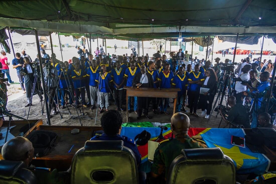 Réus acusados de pertencer ao grupo rebelde que tentou golpe assistem a um veredito durante o julgamento na prisão de Ndolo, em Kinshasa, em 13 de setembro de 2024