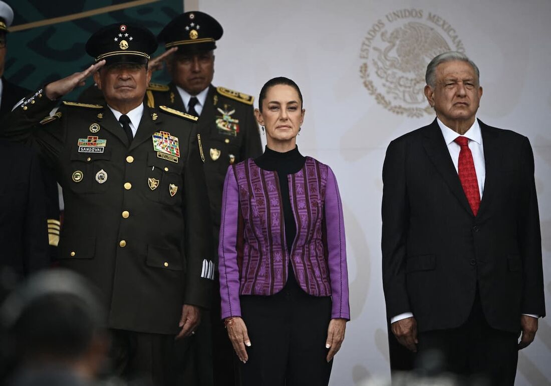 O presidente mexicano Andrés Manuel López Obrador (D), a presidente eleita mexicana Claudia Sheinbaum (C) e o secretário de Defesa Nacional Luis Cresencio Sandoval (E) 