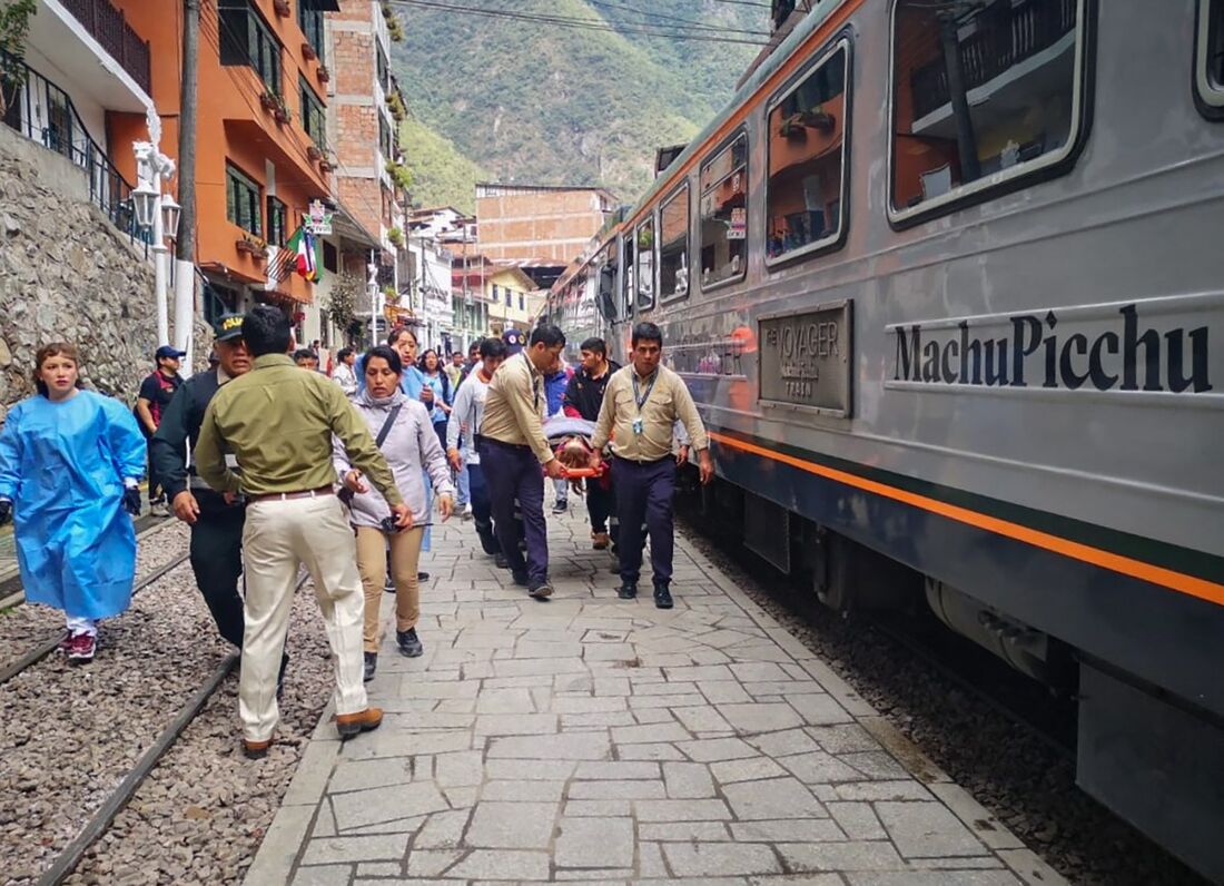 Socorro aos feridos no acidente em Machu Picchu, no Peru