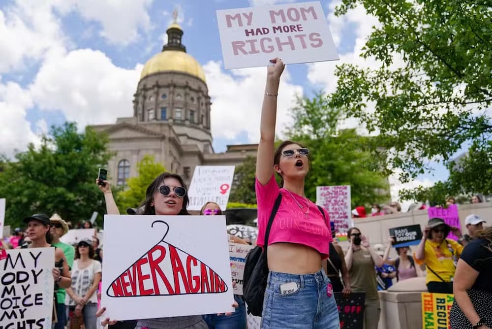 Ativistas pró-direitos ao aborto se reúnem do lado de fora do Capitólio Estadual em apoio aos direitos ao aborto em Atlanta, Geórgia, em 14 de maio de 2022 