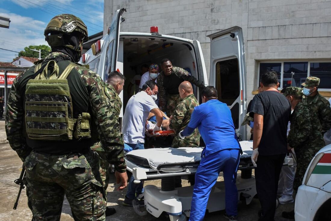 Paramédicos movem um soldado ferido em um ataque atribuído à guerrilha do ELN em Arauca, Colômbia