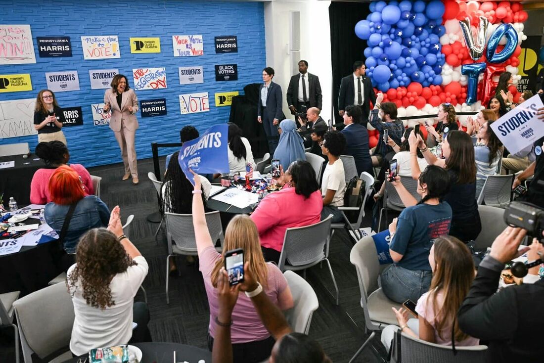 A vice-presidente dos EUA e candidata presidencial democrata, Kamala Harris, fala com estudantes voluntários durante uma parada no Community College da Filadélfia