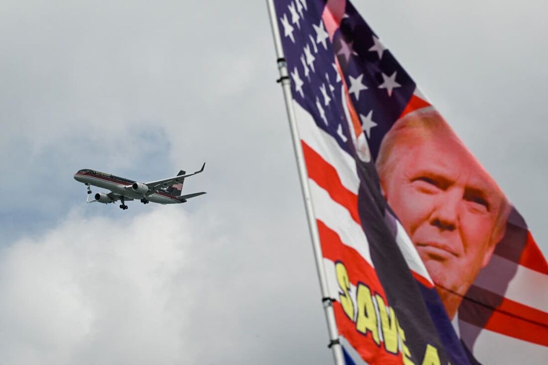 "Trump Force One" é visto voando sobre Mar-a-Lago, residência do ex-presidente dos EUA Donald Trump, após a tentativa de assassinato do candidato presidencial republicano 