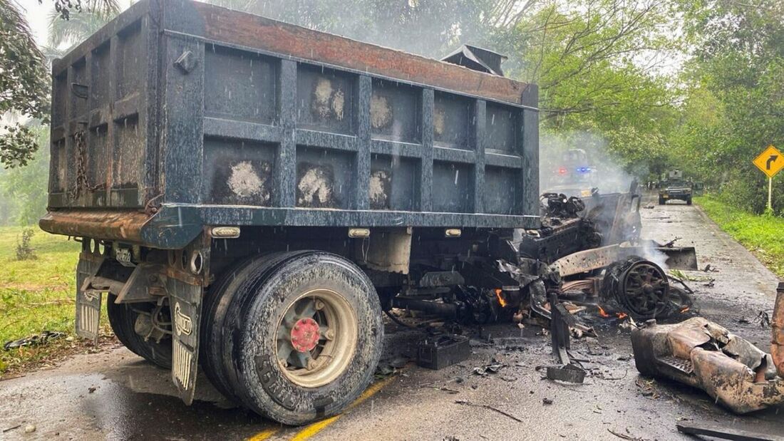 Exército Colombiano mostrando o caminhão utilizado no ataque atribuído à guerrilha do ELN contra uma base militar em Puerto Jordan, departamento de Arauca, Colômbia