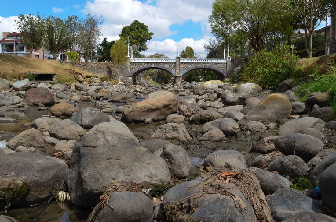 O rio Tomebamba é retratado em seu nível mais baixo dos últimos anos devido à seca, em Cuenca, Equador