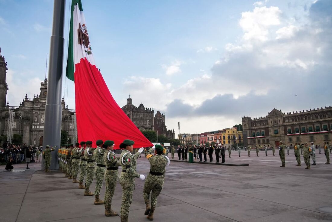 Cerimônia de hasteamento de bandeira em memória das vítimas dos terremotos de 1985 e 2017, na Plaza de la Constitución, Cidade do México