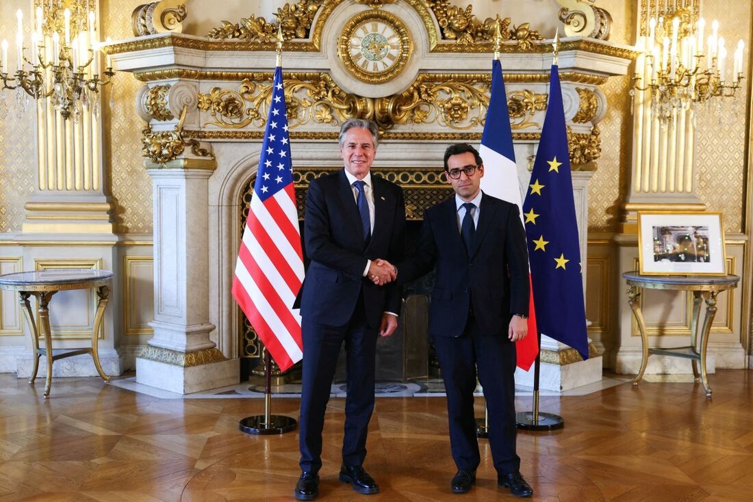 O Ministro cessante dos Negócios Estrangeiros e Europeus da França, Stephane Sejourne e o Secretário de Estado dos EUA, Antony Blinken, no Quai d'Orsay (Ministério dos Negócios Estrangeiros francês), em Paris