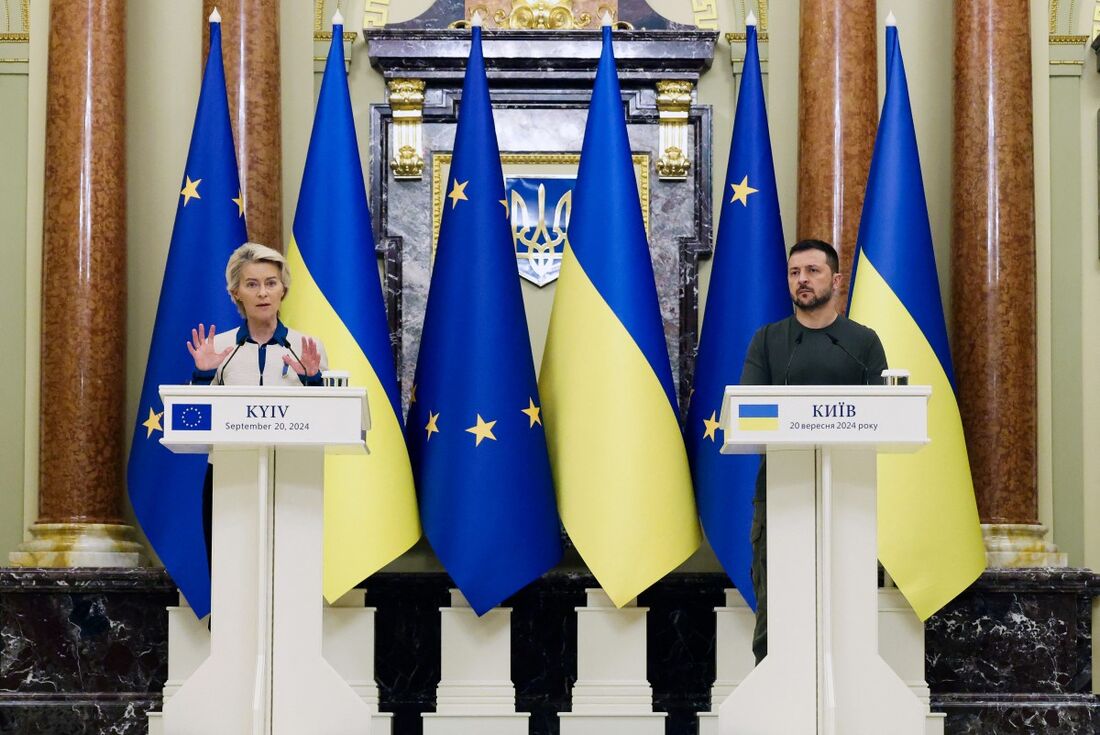 Presidente da Comissão Europeia, Ursula von der Leyen (à esquerda) e presidente da Ucrânia, Volodymyr Zelensky (à direita)