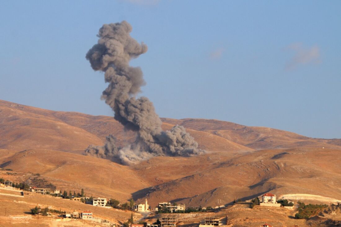 Sequência de bombardeios no Líbano deixam mais de 200 mortos nesta segunda-feira (23)