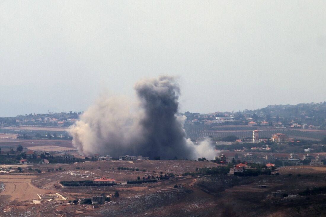 Bombardeio israelense no sul do Líbano nesta segunda-feira (23)