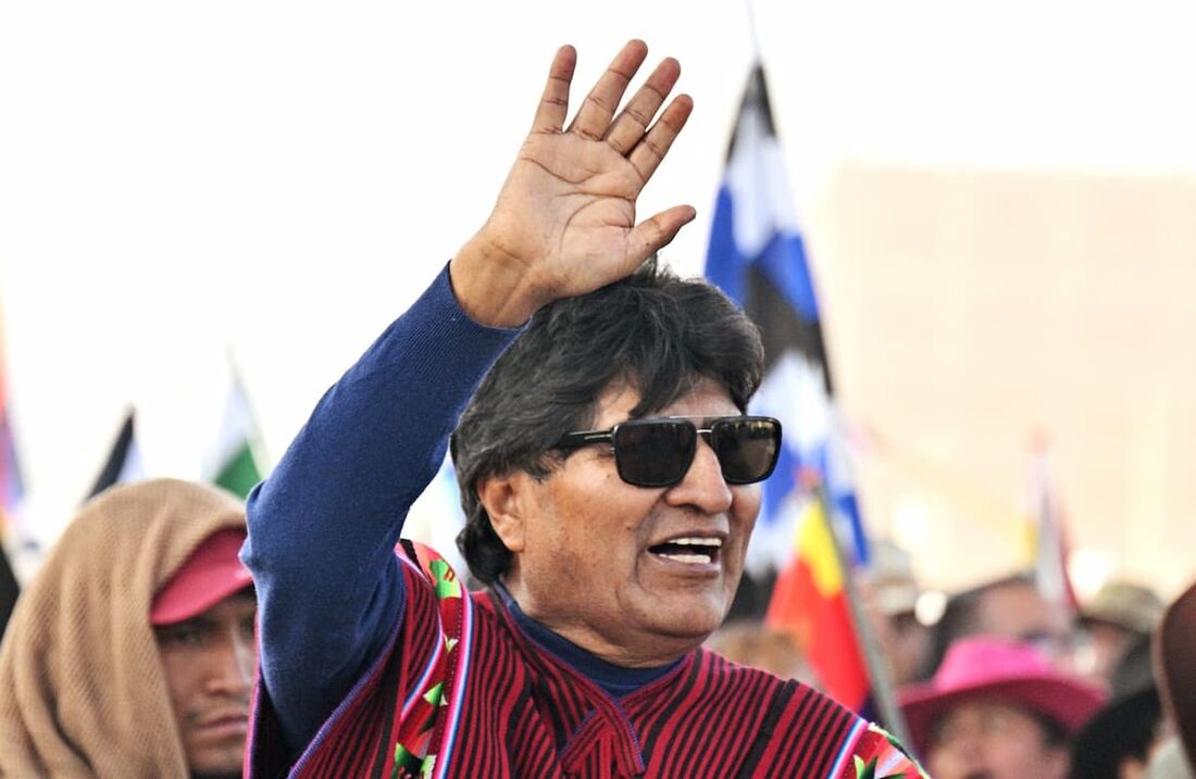 O ex-presidente boliviano Evo Morales acena para apoiadores durante um comício contra o presidente Luis Arce 