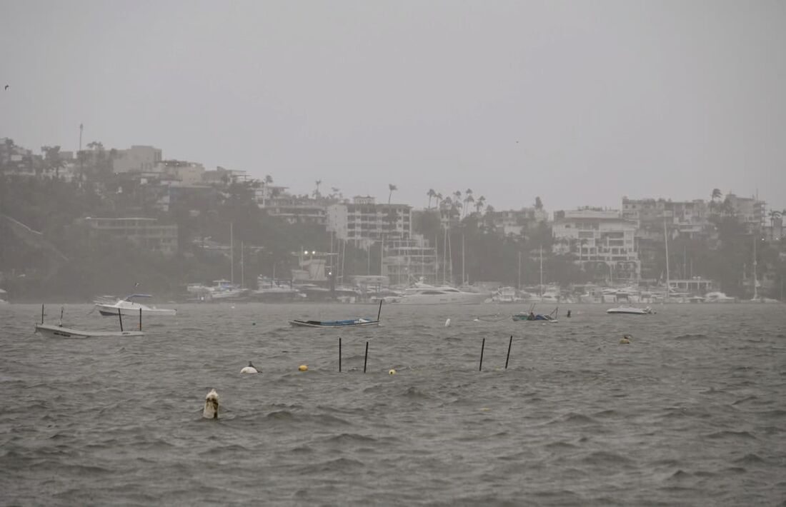 Barcos são fotografados na água após a passagem do furacão John em Acapulco, México