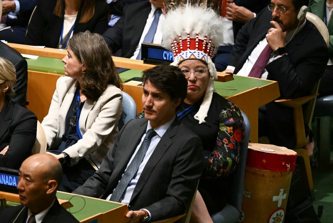 O primeiro-ministro canadense Justin Trudeau (C) 